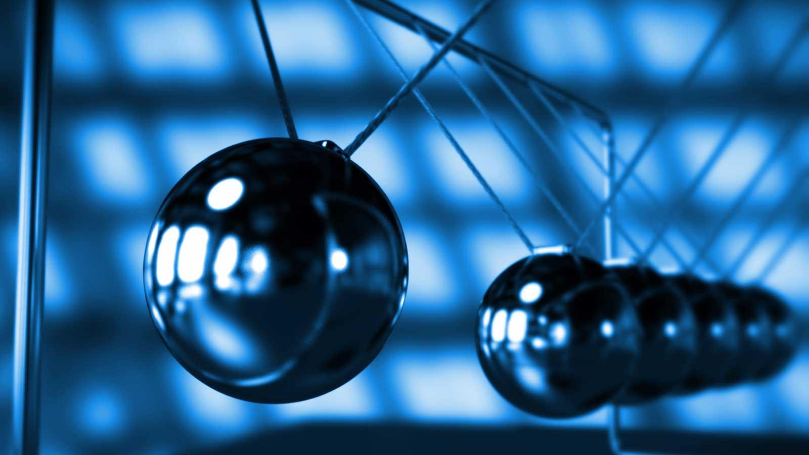 Newton's cradle in motion