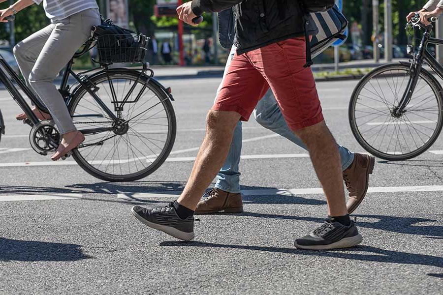 People biking and 走 on crosswalk